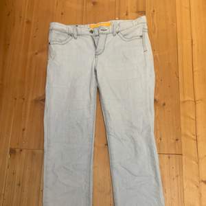 Ljusgråa straight leg jeans. Passar en xs/s💕 köparen står för frakt