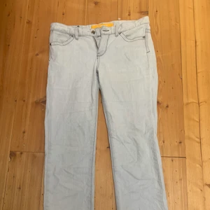 Ljusgråa jeans - Ljusgråa straight leg jeans. Passar en xs/s💕 köparen står för frakt