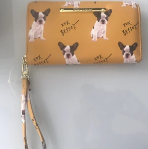 Betsey Johnson plånbok - Helt ny oanvänd Betsey Johnson plånbok. 20x12. Många fack och vristband. Köpt i NY