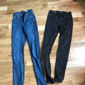 Två stycken jeans dom blå är Molly jeans från Gina och dom svarta är från crocker båda sitter som en xs, paketpris 80 styck 50🥰