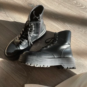 Boots  - ett par snygga boots från Pull and Bear storlek 38!! Säljer för att de börjar bli för små då jag har 39,5 , bra skick men en liten repa på framsidan :)  OBBS! ska åka till Mallorca på lördag vilken gör att jag inte kommer kunna frakta efter Lördag! SÅ OM NI är intresserade skriv!!