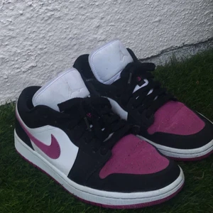 Air Jordan 1 low - Jag säljer nu mina air Jordan 1 lows i serien och färgen black cactus flower/white🌸 Dem är använda ett par fåtal gånger och därav en skråman som man kan se på andra bilden, bortsätt från det är dem i väldigt bra skick och nytvättade. Original pris 1800 och original kartong finns även kvar.                                                                                                              •// skorna finns fortfarande kvar men det går inte att få bort budgivningen 
