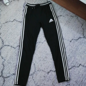 Adidas mjukis strl L - Mer som Medium men står L använda mycket men bra skick! 