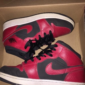 Jordans  - Hej , säljer ett par jordans i rött då dem ej passar mig mer . 