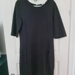 Filippa K klänning stl M - Filippa K klänning stl M, sparsamt använd. Passar även L. Kort ärm, knälång, fickor fram. Pris kan diskuteras!