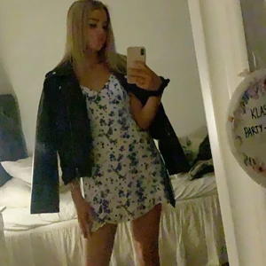 Söt sommarklänning - Säljer denna söta sommarklänning. Storleks xs/s. Fråga om ni undrar något💕💕💘