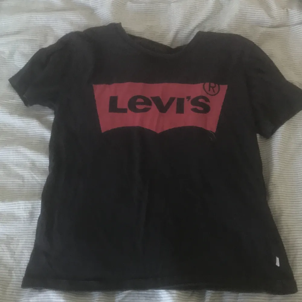 En svart Levis t-shirt i storleken XS, använd några gånger. T-shirts.