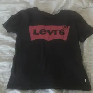 En svart Levis t-shirt i storleken XS, använd några gånger