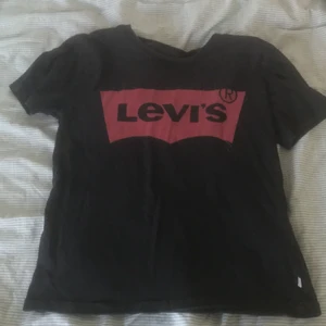 Levis t-shirt - En svart Levis t-shirt i storleken XS, använd några gånger