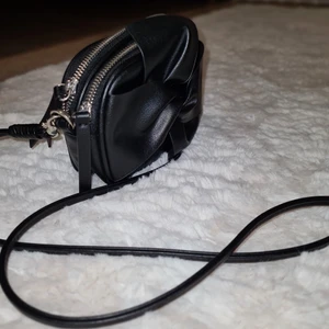 Väska - Svart axelväska i mycket bra skick som ny. Använd ett fåtal gånger. Priset går att diskutera. Skriv för mer info :)