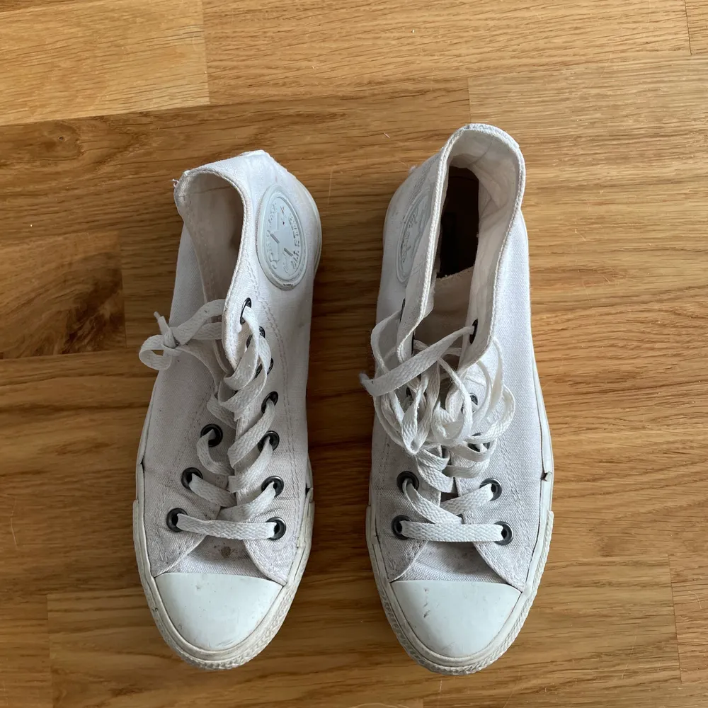 Säljer mina vita Converse då de är för små för mig! Använt skick, köparen står för ev frakt. Skor.