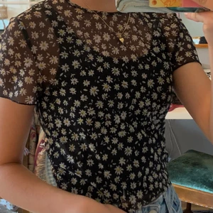 Super fin blommig topp! - Den är lite genomskinlig så ett linne kan krävas under, jag har ett linne under toppen på bilden ” linne ingår inte” storlek m men skulle säga att den mer sitter som en s, men materialet är mycket Stretchigt, nästan aldrig använd, pris 30kr + frakt 