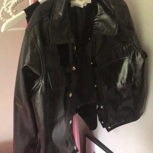 Lack jacka - Lade upp igen pga oseriös köpare!:( Men iallafall en jätte nice lack/skinn jacka från Nelly✨ Köpt för ca ett årsedan och har använts några fåtal gånger!:)) I väldigt fint skick!