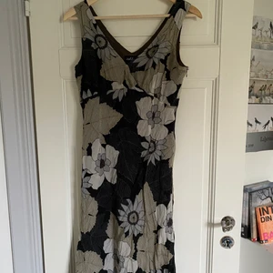 Blommig klänning - Sjukt snygg 90s inspererad klänning som verkligen är så fin men tyvärr tyckte jag den satt fult på mig🥲, köpt secondhand på Gotland och vill verkligen sälja den till nån som kommer använda den mycket då den är så fin! Det står storlek 42 men skulle nog mer säga 36-40 beroende på hur man vill att den ska sitta. Om fler är intresserade får ni buda i kommentarerna❤️