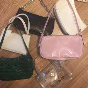 Fina väskor i bra och oandvänt skick - Skriv gärna för fler bilder på väskorna💘     Rosa: 130kr SÅLD svarta: 130kr SÅLD igenomskinliga: 100kr vita i lack: 90kr SÅLD vits i ormskinn: 60kr gröna: 70kr.SÅLD Går att fixa paket pris vid köp av flera💘💘