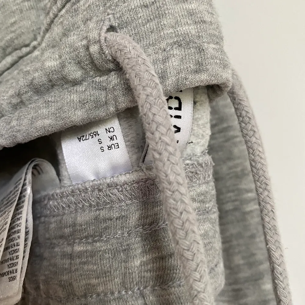 Gråa mjukisbyxor från H&M 🌸. Jeans & Byxor.