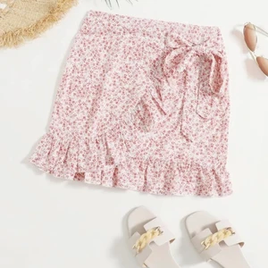 Volang kjol - Volang kjol ifrån Shein i storlek S, men sitter som XS Endast testad på, så är i mycket bra skick! Har dragkedja på sidan (dragkedja funkar jätte bra) Samt knyte i midjan                                                            Tillkommer frakt vid köp!