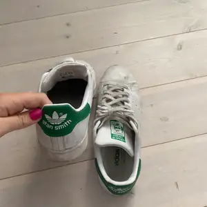 Adidas stan Smith sneakers, storlek 42. Använda men inte slitna. 