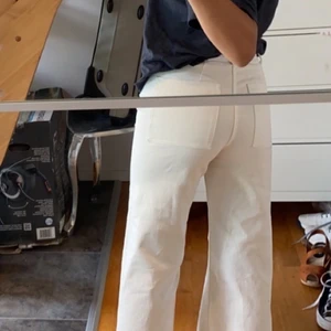 Vita zara jeans  - Säljer dessa vita zara jeans som är i superbra skick! Nypris 400 kr! 💗💗