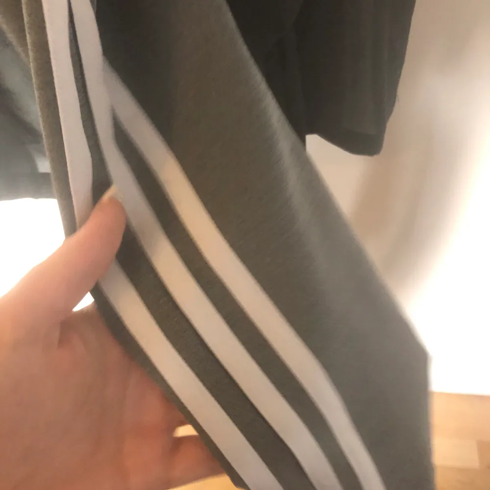 Adidas töngingsbyxor, används ca 1 gång. Nypris 100kr. Jeans & Byxor.