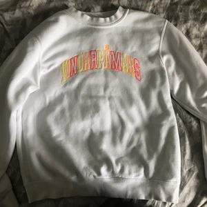 Vindar På Mars sweatshirt Hov1 merch - Sweatshirt ”Vindar på mars” Hov1 merch säljs då jag aldrig använder den. Har testat den 1 gång. Köpte den 2019 på deras konsert i trädgårdsföreningen. Köpte den sista dem hade. Texten är i neonfärg (gul, orange, rött). Den är i storlek S men passar även M. 