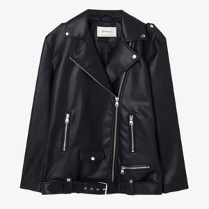 Stradivarius jacka - Säljer nu min super snygga och populära stradivarius skinnjacka, som även är perfekt nu till hösten. Ändvänd ganska sällan och köpte den i våras!🥰