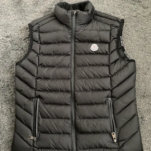 Moncler Väst I Storlek M - Fräsch och fin moncler väst, knappt använd. Passar perfekt nu till hösten.