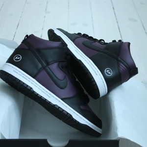 Nike dunk high x Fragment - Perfekta skor nu till hösten/vintern!  Pris: 2000kr  Storlek: 41  skick: 10/10 helt nya