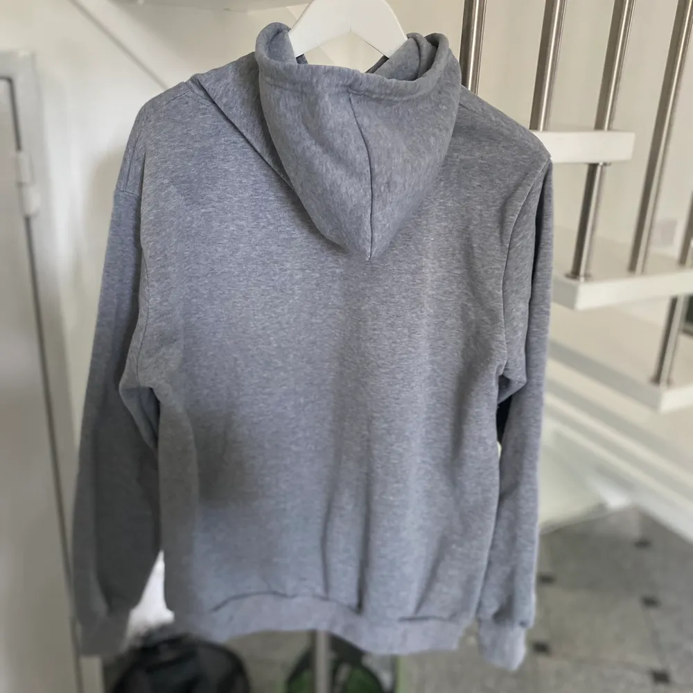 Asss fin hoodi från Italien. Köpt nyligen, använd en gån inte mer pågrund utav att jag har så många hoodies att jag måste bli av med några. Köpt för 250kr så börjar att lägga ut den för det priset. KÖP DIREKT FÖR 380kr inklusive frakten. Ha en fin dag/kväll. Storlek XL men dom är ganska små i storlekarna pågrund ut av att det är italienska storlekar. Hoodies.