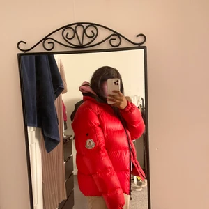 Moncler jacka  - Säljer min röda monclerjacka vintage storlek M-L. Kan gå ner vid snabb affär 🦋 avtagbar luva medföljer 