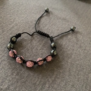 Armband🎀 - Fina armband med metalpärlor, jättefint oanvänt💕