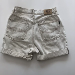 Beiga mom-shorts  - Baker’s blue shorts i storlek medium. Stentvättade och gjorda av 100% bomull, tillverkade under 90-talet. Bra kvalite och helt enkelt ett par perfekta shorts som passar till allt, säljs pga att dom inte passar mig själv💫