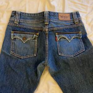 Säljer dessa as balla bootcut Levis jeans! Då dem inte kommer till andväning<3 jag är 170!
