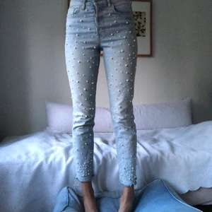 Pärljeans  - Skit balla jeans med pärlor. Köpte dem från HM ca 4 år sedan. De är i storlek 28 (CN 165/72A) och passar mig som är 36/38 i eur storlekar 🥰💕