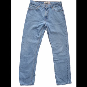 LEVI'S 505 W34 L34 [J033] - Modell: Levi's 505.                                           Storlek: W34 L34.                                               Skick: Mycket bra, mycket liten och knappt synlig fläck vid vänster knä.                                       Skickas inom 24h, samfrakt är möjligt, 14 dagars retur.                                                                   Regler & villkor i våran beskrivning!                       För fler bilder eller övriga frågor, skriv gärna!