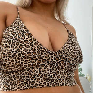 Topp zara - Använt denna tröjan en gång i Köpenhamn. Akutköp för jag inte hade något att ha på mig..tycker den är supersnygg men den är lite för liten för mig som ni kanske ser:p: riktigt fin festtopp som går att matcha med mycket: har även resårband i ryggen 