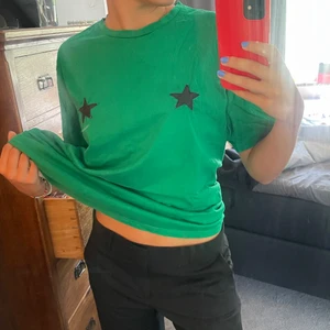 T-shirt med stjärnor - Från Beyond Retro, sååå gullig och passar alla💋💋köparen står för frakt!