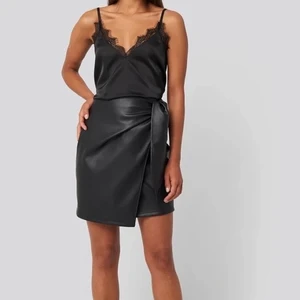 Kjol - Kjol i skinnimitation från NA-KD. Använd 1 gång, som ny!