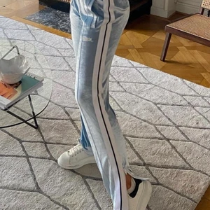 Palm angels byxor  - Detta är ENDAST en intresse kik på mina favorit byxor ever. Så sjukt, sjukt balla. Finns inye att får tag på längre nån stans, helt slutsålda. Köpta på farefeth för 5600kr. Miste slitan där bak längst på men ABSOLUT inget man ser Från långt håll endas nära. De är st S men passar även xs-m för att det är stretch. Skick 7/10. Skriv till mig vid intresse och kom med rimliga bud om ni är intresserade. Har dock inte kvitto kvar för de är köpta för längesen. Men äktehetsbevis bevis ser man i byxorna 