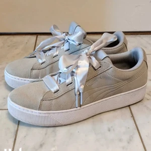 Puma sneakers fina!! Strl 39 - Fräscha från puma. Suede material och fin snörning!