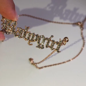 Babygirl halsband färgen guld - Babygirl halsband på färgen guld, har fina falska kristaller på, väldigt fin halsband som passar med allt, ej använd✨