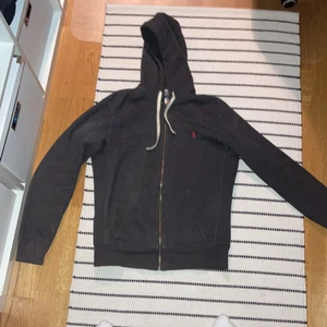 grå polo ralph lauren hoodie storlek M - riktigt snygg polo hoodie det står storlek m men den är lite liten i storleken så den passar bra på en S också, skulle nog säga att den är mittimellan en S och M, kontakta mig för fler bilder eller funderingar😁