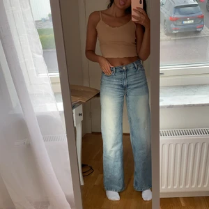 Raka jeans - Yoko mid blue jeans från monki! Använts en del men bra skick. Jag är 166cm, frakt tillkommer 💞 