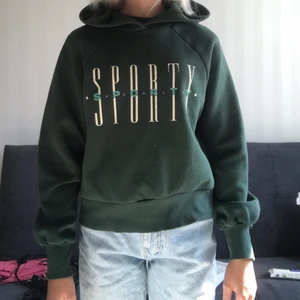 Grön hoodie  - Grön hoodie från ginatricot, använd max 5 gånger. Tvättas såklart innnan den skickas. Kan mötas upp i Kalmar eller skickas. Köpare står för frakt. Tar Swish :)