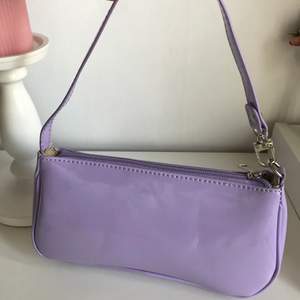 En blank pastell lila handväska, från shien. Använd endast 1 gång 