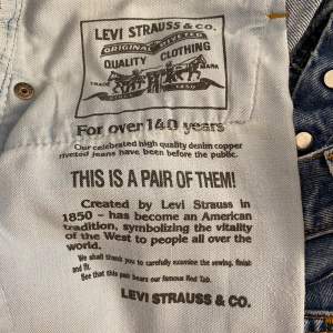 ett par raka grå blåa Levi’s jeans. lite slitningar mellan låren men inga hål. nypris 900kr