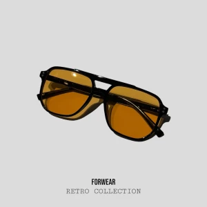 RETRO GUL SOLGLASÖGON  - Retro Kollektionen. Trendigaste solglasögonen kommer med påse. 1-3 dagars leveranstid. Kontakta oss för mått. 🕶️