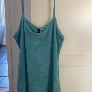 Ljusblå klänning av ”handduk” material