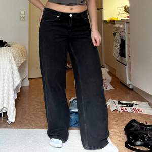 Lågmidjade jeans ifrån weekday i modellen ”Ample low loose” strl 30/32. Endast använda en gång✨
