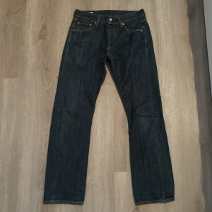 Levis 501 jeans  - Säljer nu mina Levis 501 jeans! Storleken är W30,L32. Jeansen är i ett mycket bra skick.   Ny pris är 1099kr. Mitt pris är 300kr. Hör gärna av er om frågor!